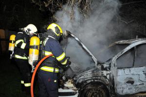 Ohnivé sny se muži naplnily. Auto, v němž spal, začalo hořet
