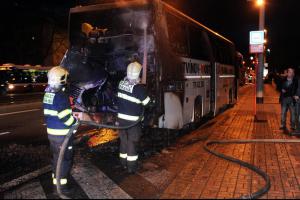 Autobus v plamenech, řidič si stříkl hasičákem do očí