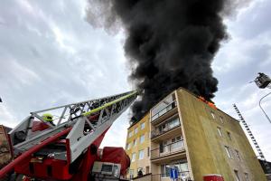 Opravovali střechu a budou muset znovu. Požár paneláku v Praze (VIDEO)