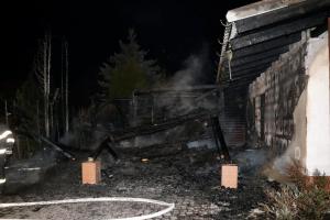 Z přístřešku na střechu. Hasiči požár rodinného domu zkrotili