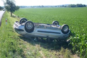 Poněkud zkažený začátek týdne. Řidička auto převrátila na střechu a zranila se