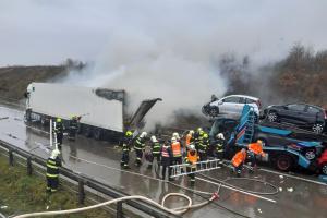 Tragická nehoda s následným požárem zablokovala Pražský okruh (VIDEO)
