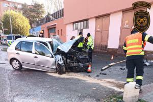 Kroměřížští profesionální hasiči zasahovali při nehodě, kdy řidič narazil do zdi budovy