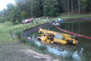 Potopený jeřáb u Mšeckých Žehrovic vytáhl až vyprošťovací tank