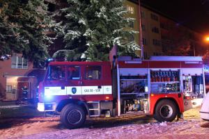 Marná snaha hasičů. Požár bytu v Horním Slavkově zabil dva lidi