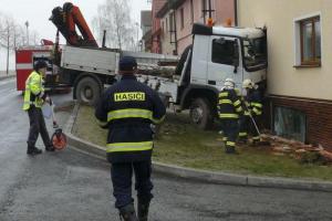 Nezvaný host: V Černošíně zaparkoval náklaďák v obývacím pokoji rodinného domu