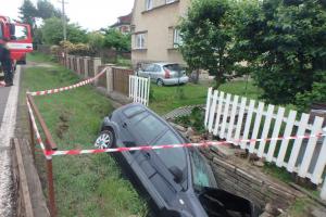 Ve Volanově narazil automobil do mostku a poškodil plot