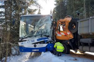V Orlických horách se střetl autobus s vozidlem zimní údržby