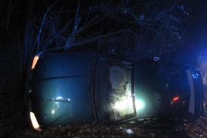 Měl z pekla štěstí. Řidiči se po převrácení osobního auta nic nestalo