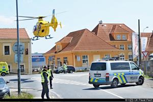 Sanitka se srazila s dvěma osobními auty v Litoměřicích - Želeticích