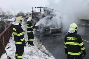 Skončila u dálnice. Z dodávky u obce Jirny byla hořící pochodeň Skončila u dálnice. Z dodávky u obce Jirny byla hořící pochodeň