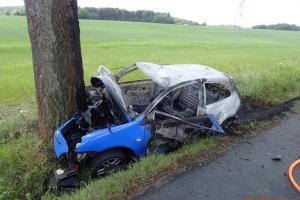 Po nárazu do stromu začalo auto hořet. Svědek vyrval řidiče z plamenů