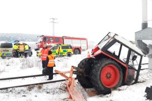 Na přejezdu u Horního Poříčí se střetl rychlík s traktorem. Přepůlil ho