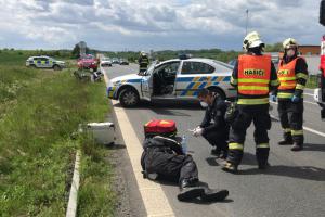Pro motorkáře po střetu s osobákem u Tuklat to nedopadlo dobře
