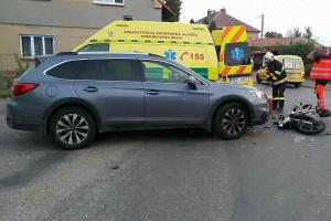 Stáli při něm všichni svatí, kteří v obci byli. Motorkář nehodu přežil