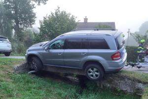 V Hnátnici na Orlickoústecku sjelo auto i s vlekem z mostku