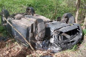 Při střetu osobního auta s nákladním skončilo osobní auto na střeše