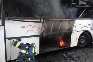 Zaparkovaný autobus skončil v plamenech, škoda je za půl milionu
