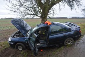 Pár piv na kuráž a hurá za volant! Potom náraz do stromu a hurá do nemocnice