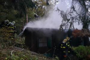 Chata v Loděnici v plamenech, okolní les téměř taky
