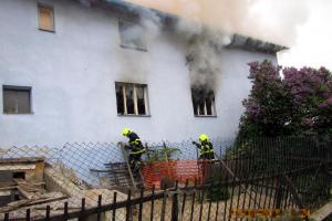 Požár v Horní Lhotě zaměstnal čtyři jednotky hasičů. Hořel rodinný dům