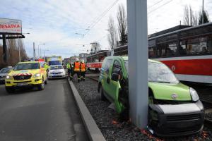 Auto po kolejích opravdu nejezdí, řidič skončil v nemocnici