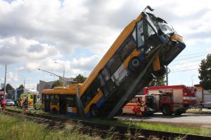 Trolejbus vyjel po sloupu trolejového vedení. Při nehodě bylo zraněno třináct osob