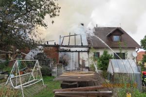 Požár v obci Dvory. Hořel rodinný dům se dvěma stodolami