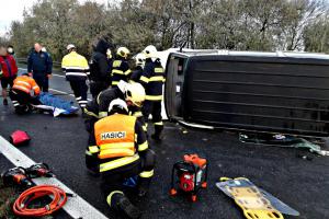 K vážné nehodě mikrobusu na karlovarské dálnici letěl vrtulník