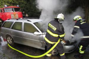 Právě chtěl zaparkovat, ale místo toho hasil oheň pod kapotou motoru
