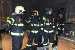 Požár bytu v Bohnicích bránil lidem z vyššího podlaží dostat se na ulici