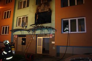 V Českých Budějovicích hořel byt, hasiči evakuovali celý vchod