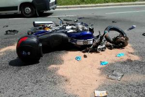 Kolikátý už? Motorkář se střetl s osobním autem, přiletěl pro něj vrtulník