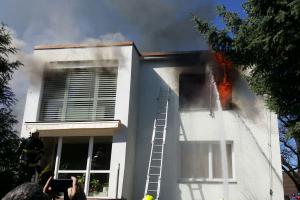 V pražských Křeslicích hořel pokoj rodinného domu, škoda není malá (VIDEO)