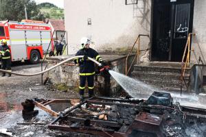 I přes rychlý zásah hasičů zbyl z karavanu po požáru jenom podvozek