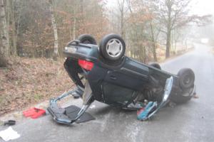 Řidičky nejdříve usedly za volant, než převrátily auta na střechu