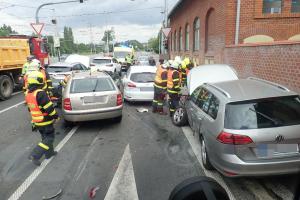 Hromadná nehoda blokovala ostravskou tepnu, zraněni byli čtyři lidé
