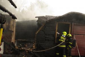 Blesk udeřil do rekreační chatky na okraji Třince, ta lehla popelem