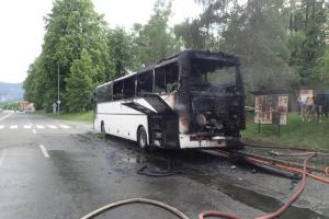 Pětatřicet dětí a pět dospělých muselo opustit hořící autobus