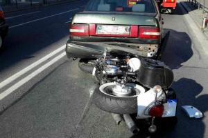 Další motorkář měl smůlu. Srazil se s osobákem, skončil v nemocnici