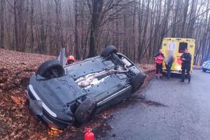 Řidič skončil s autem na střeše mimo silnici