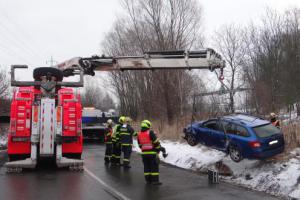 Klouzalo to i v Ostravě, vytáhnout auto z příkopu musel Bizon