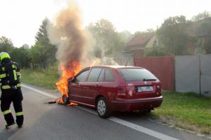 Naštěstí hořel jen předek auta. I tak škodovka jezdit dlouho nebude