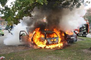 Žena zápasila s ohněm. Chtěla zachránit své auto před zkázou plamenů. Marně.