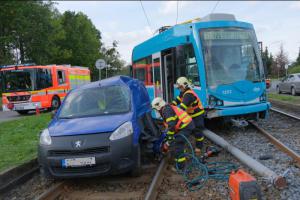 Kolize tramvaje s osobákem dala hasičům v Ostravě pořádně zabrat