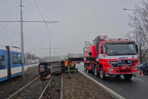 Hasičský Bizon rychle vyprostil Citroën z kolejiště ostravských tramvají (VIDEO)