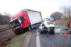 Střet s náklaďákem řidič osobního auta nepřežil