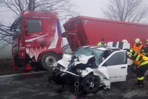Vážná dopravní nehoda u Bořanovic "uvěznila" v autě zraněného řidiče