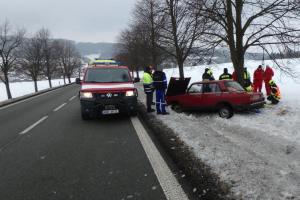 Řidič i přes rychlou pomoc svědka i hasičů zemřel na místě nehody