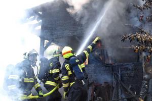 V Jenišově hořel rodinný dům, zásah komplikovaly výbuchy tlakových lahví